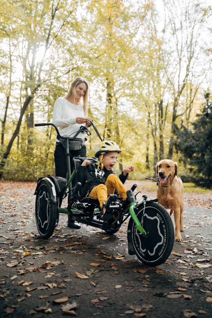 Familie unterwegs mit einem Van Raam Pino Tandem und Hund im herbstlichen Park – bei mei3radl in Straubing
